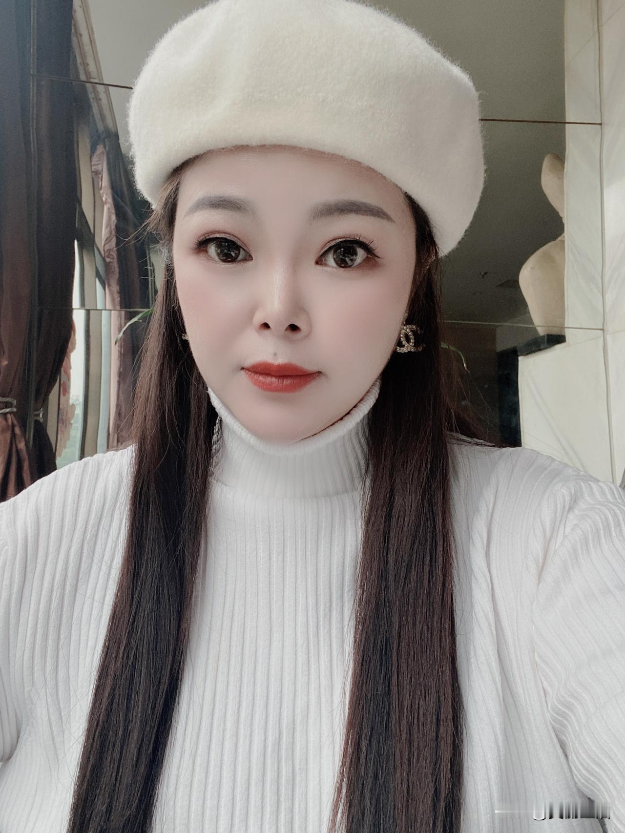 40岁不结婚，吃她家大米了？这位姐姐的活法才叫飒！

昨儿跟我妈视频，她又念叨起