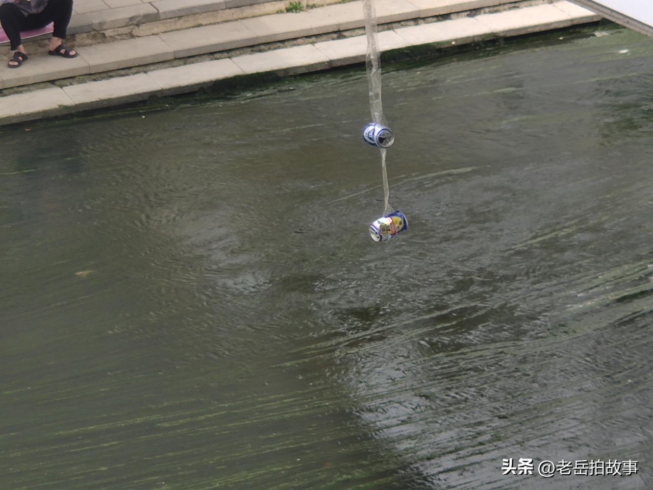 今天上午从郑州市人民公园北门出来，在经过横跨金水河上的过河桥时，看到桥西边的护栏