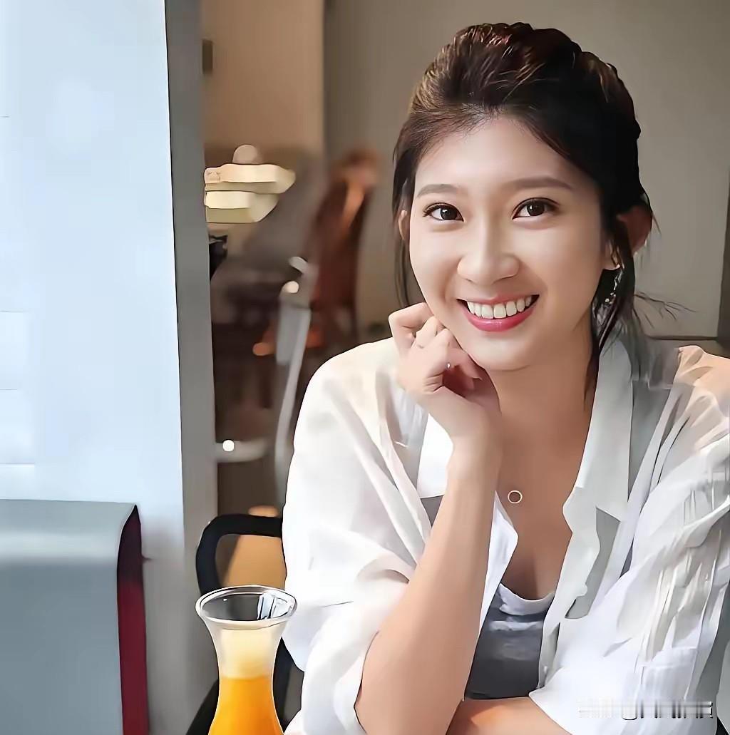 国民党发言人李明璇集美貌与才华与一身的超级美女，比郑丽文还激进。

李明璇不光长