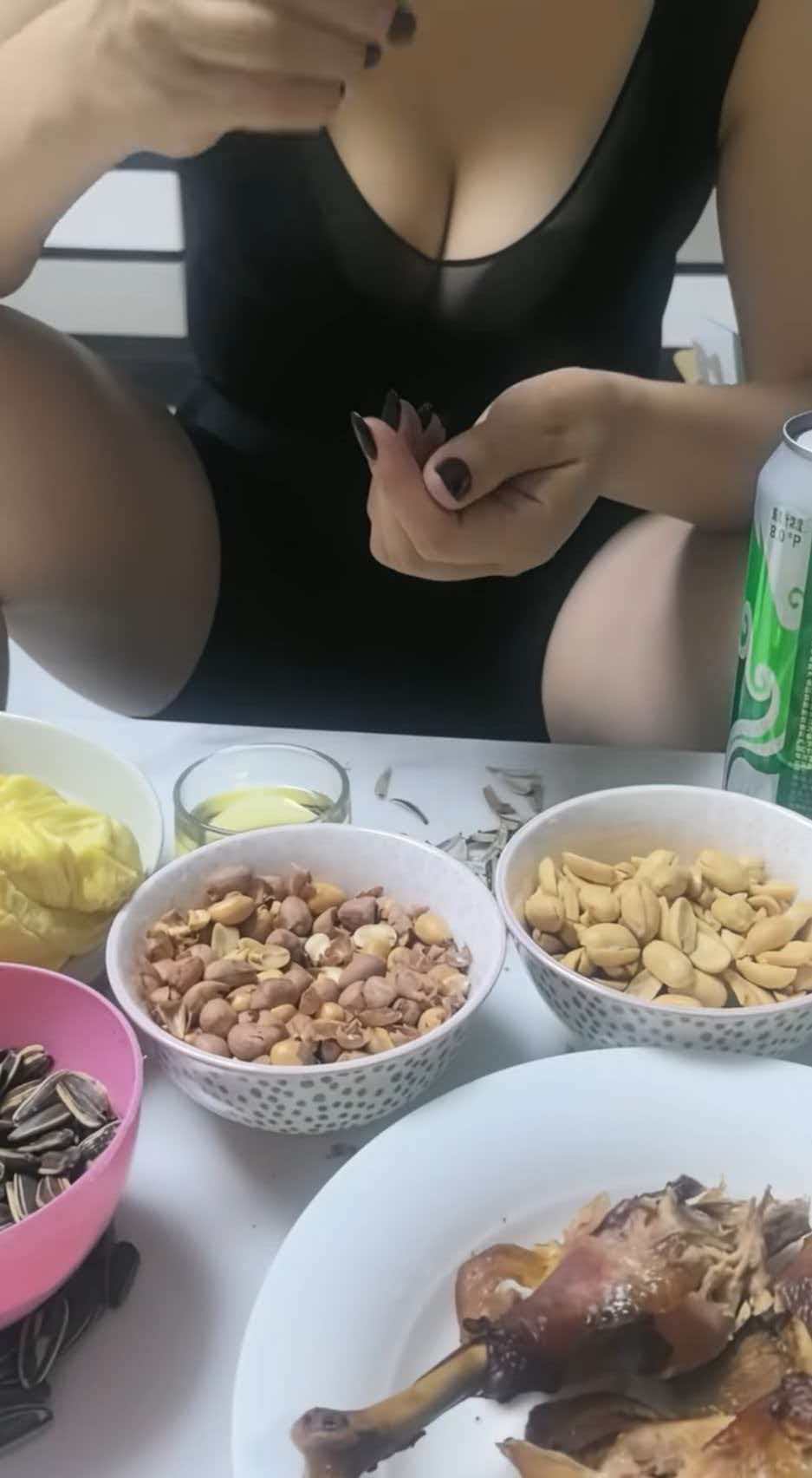 两碟花生米，都是下酒菜啊