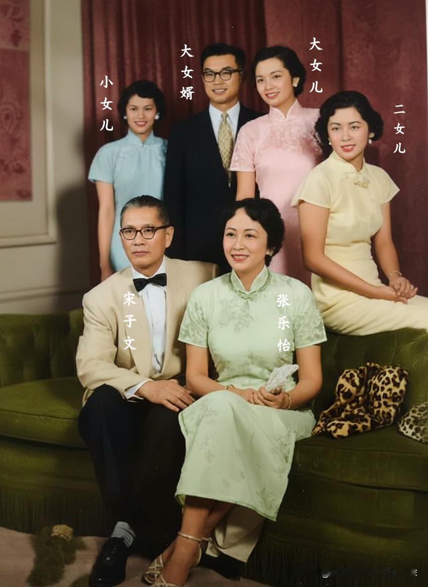 这是宋子文的一张家庭合影，拍摄于上世纪五十年代的美国纽约。这可不是演戏，也不是电