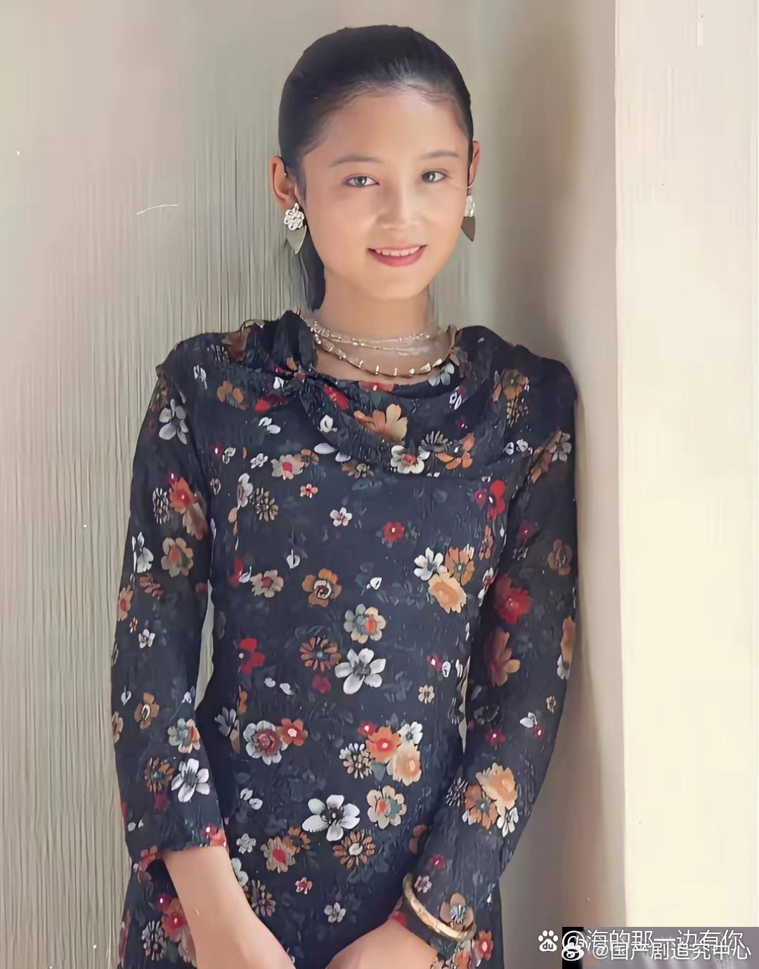 陈红年轻时那张照片老美了，没化浓妆，也没刻意打扮，瞅着贼秀气，端庄又大方，简直美