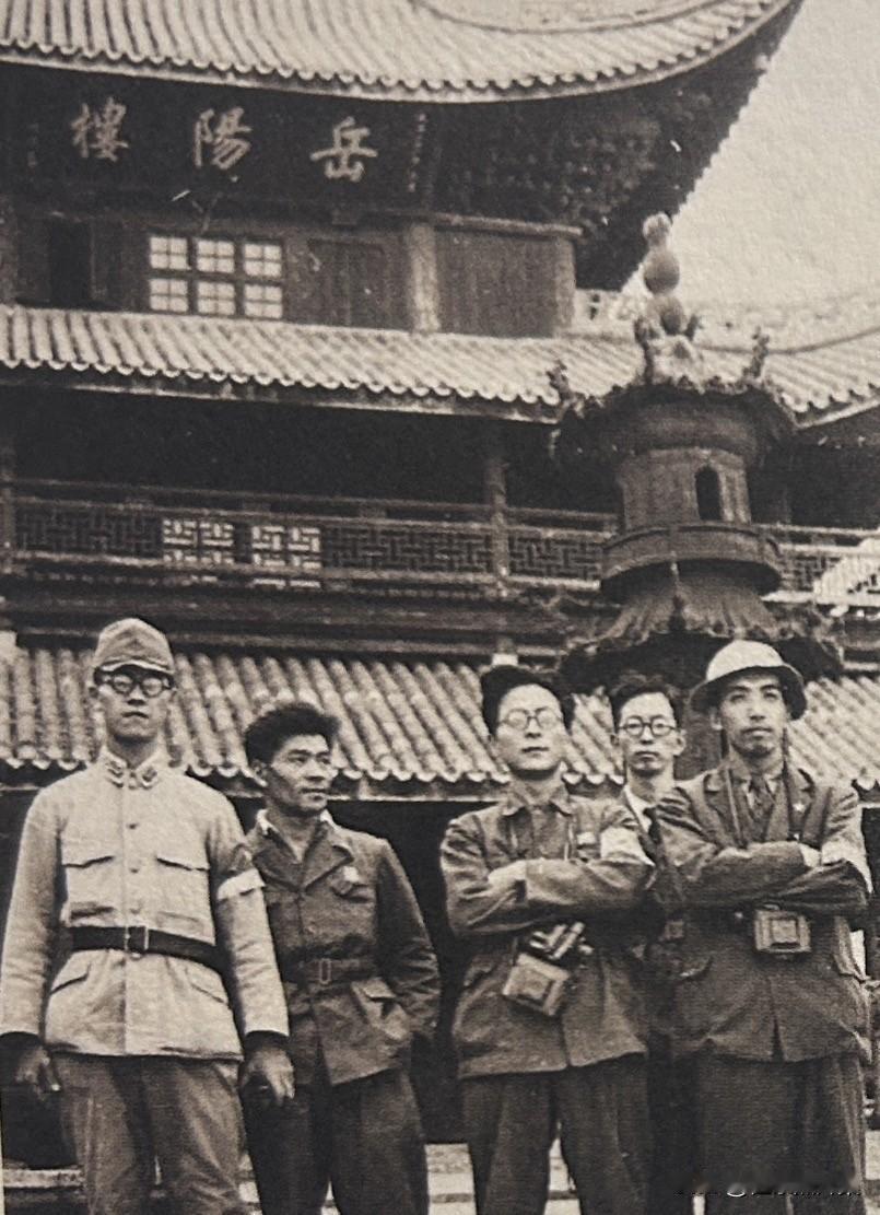 1938年11月，​日军攻陷湖南省岳阳市。​图为日本随军记者与日军新闻官在岳阳楼