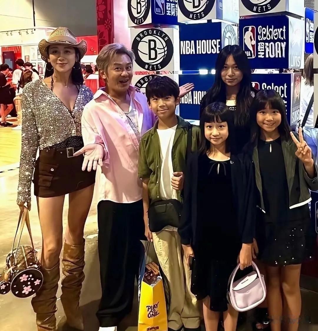 不愧是明星，居然敢生四个孩子！普通人可不敢想[捂脸][捂脸]