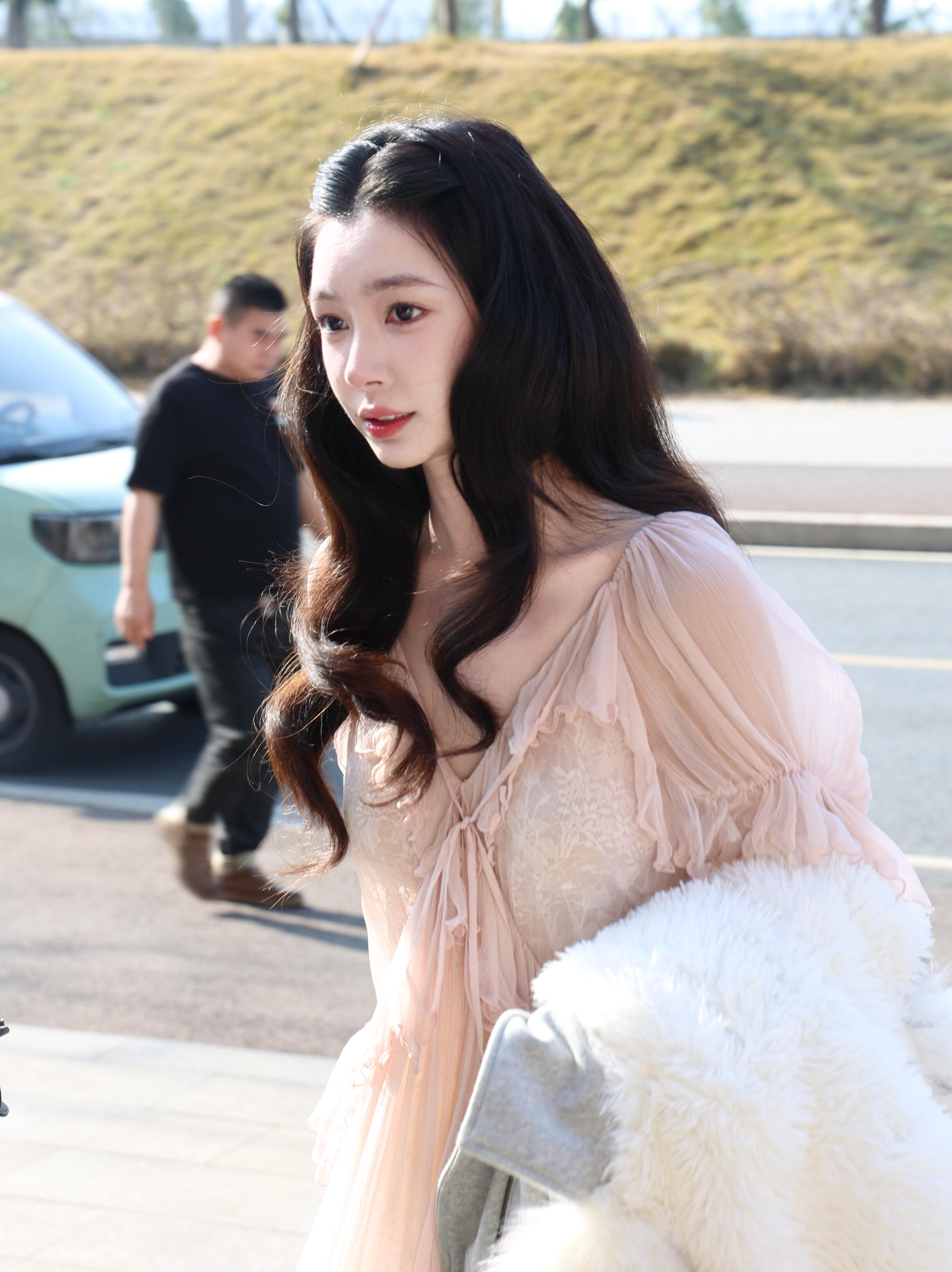 易梦玲《告白》进组 公主头美得我眼前一亮….好适合叶赛宁 简直天才选角✨ 