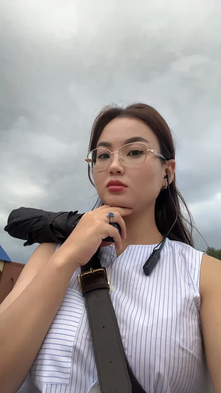 下雨了 跑与不跑衣服都要湿 不如慢慢走 结局都一样