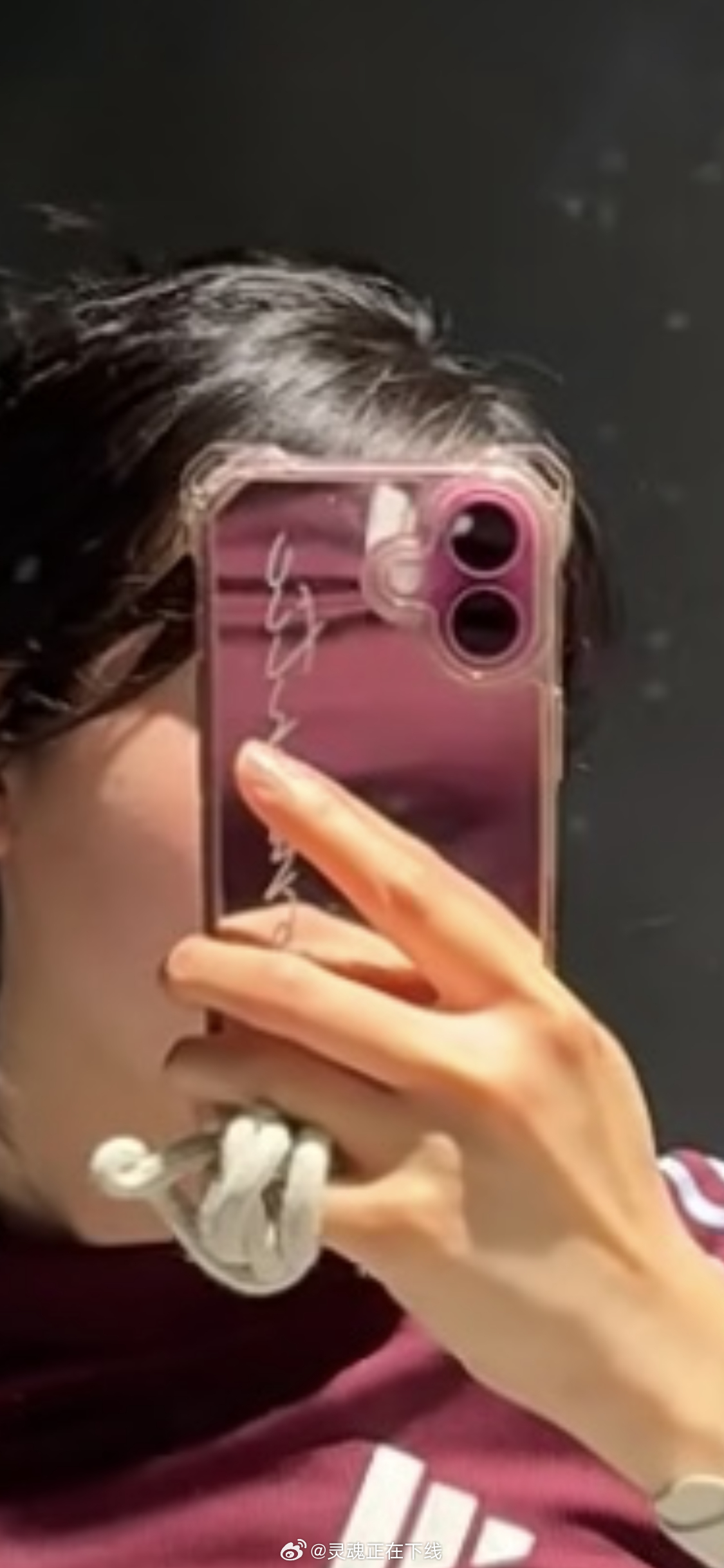 难得刷到一个好看的小姐姐用的是标准版iPhone。 