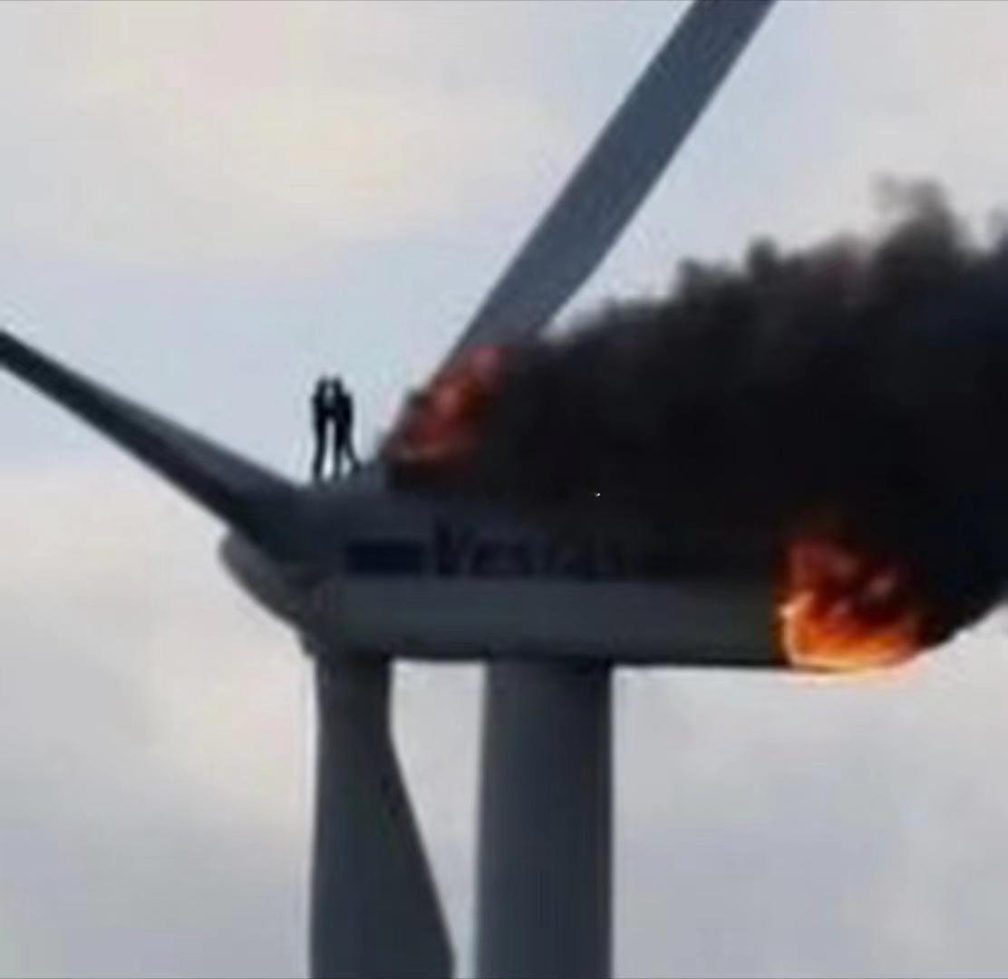 这个地方起火了~~~这哥们怎么逃生呢？？？海阔试车超话 ​​​