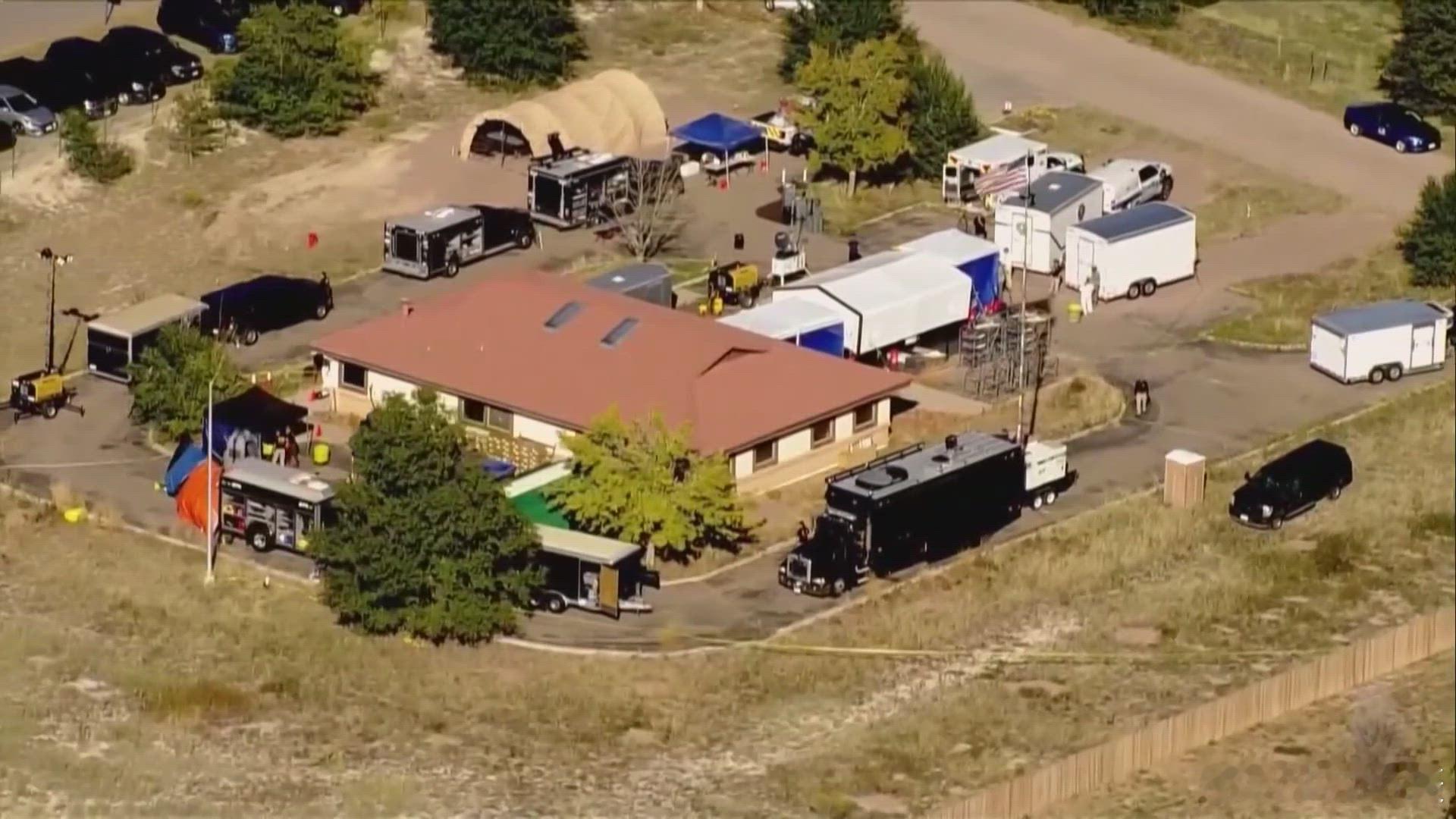 美国一对殡仪馆馆长夫妇收取客户金钱后，却没有把尸体火化或下葬，反而让其堆叠一起或