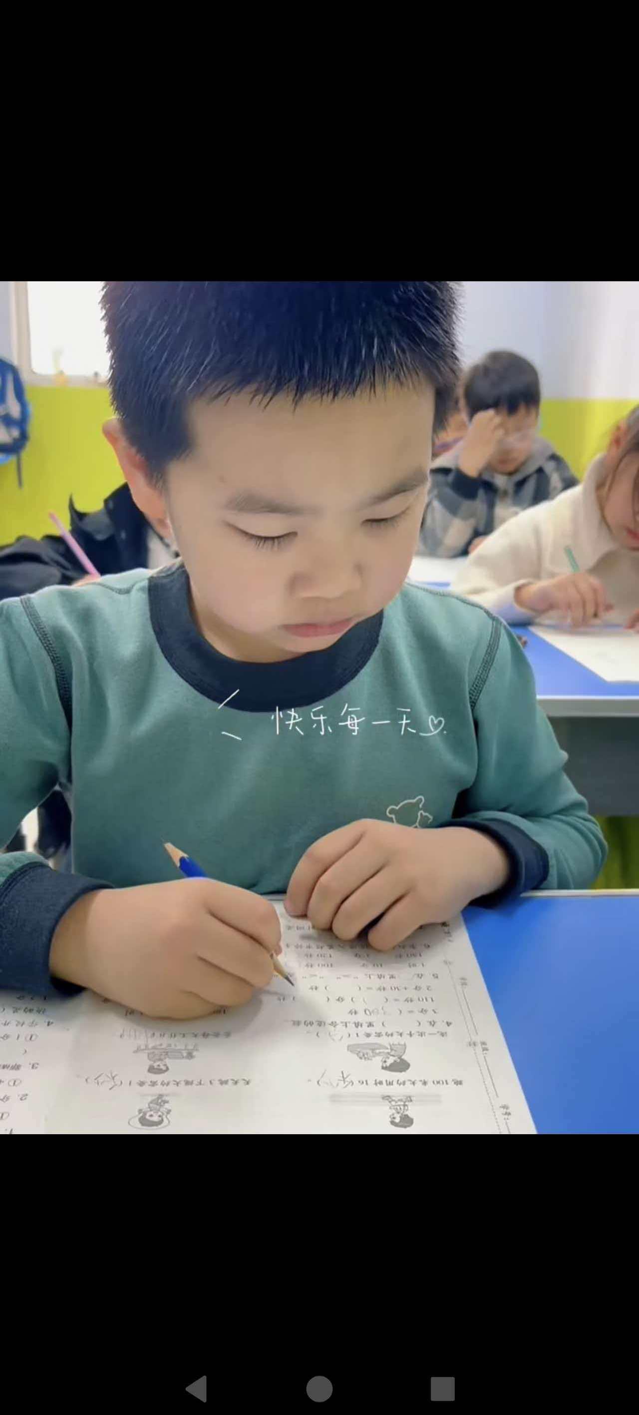 在家里和老公聊天
老公：你看咱儿子的脚多大，以后肯定能长大个
PS：他的身高还不