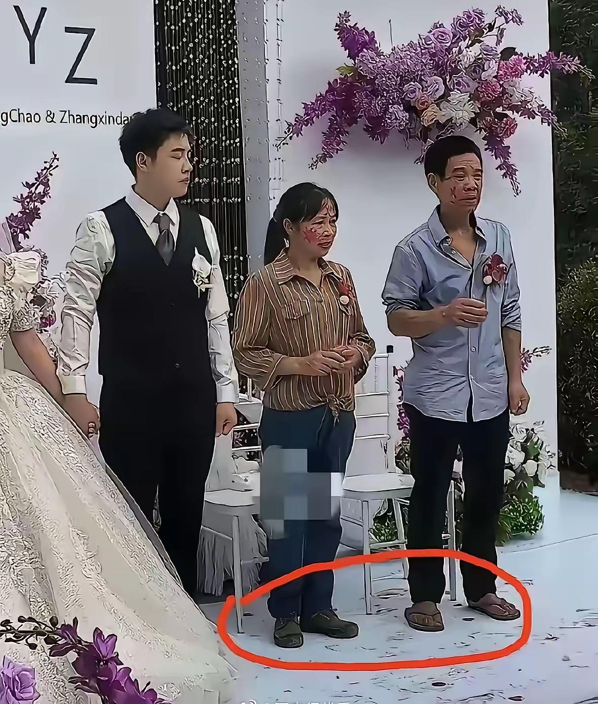 咋就不换身衣服呢？
如此穿着就来到了儿子的婚礼现场，真的让人有些泪目，这可是你的