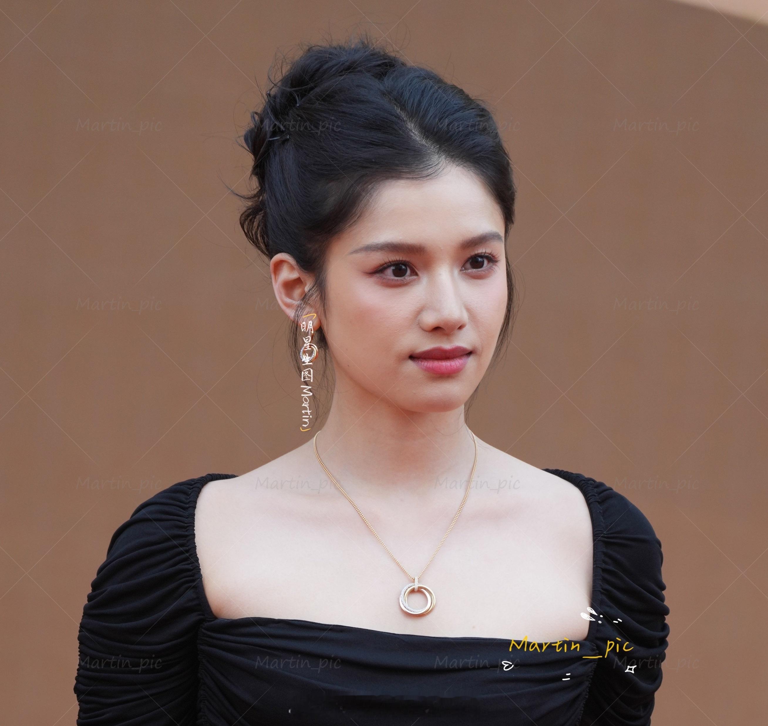 张婧仪[超话] 张婧仪华表奖红毯生图黑裙公主，张婧仪的骨相真的好适合盘发，高级的
