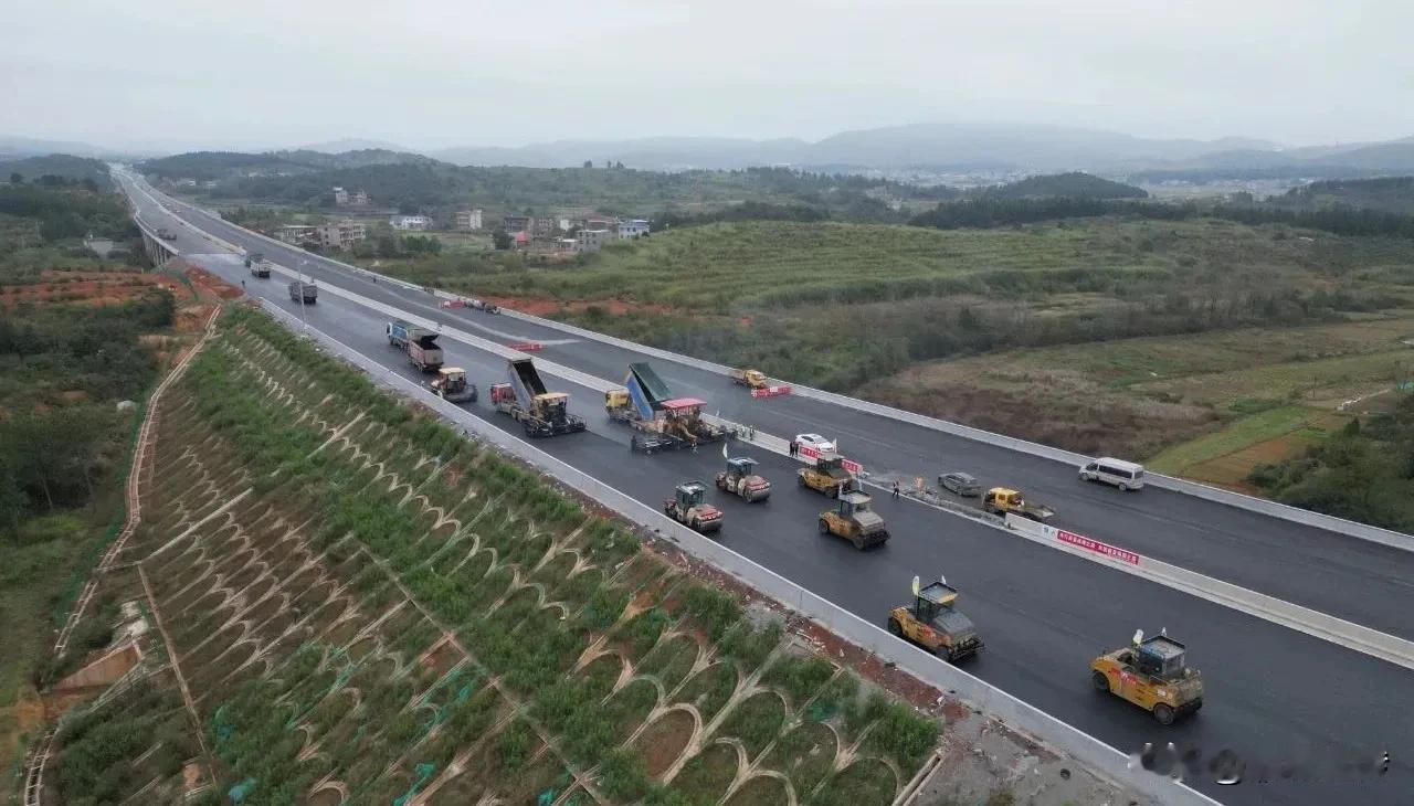 茶常高速耒阳段2标段已全面完成路面沥青施工，目前绿化、电气化安装、匝道等正在快速