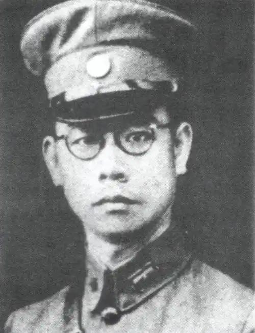 1950年，
他因叛徒出卖，被捕入狱。
受尽酷刑，一只眼睛失明，
始终未吐露半个
