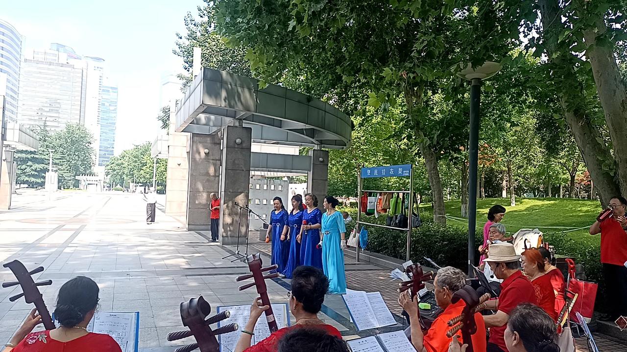 我认为现代我更喜欢现代
 
相比古代，我更偏爱如今的现代生活。古代虽有诗词山水的