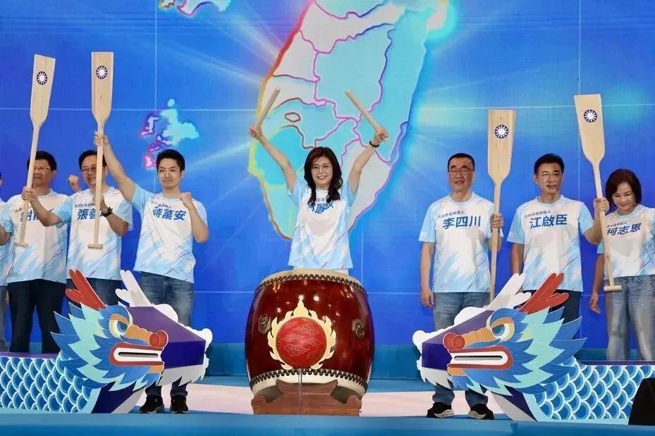 87岁的吴伯雄来了，65岁的朱立伦躲了！
 
2026年7月25日，台北成功高中