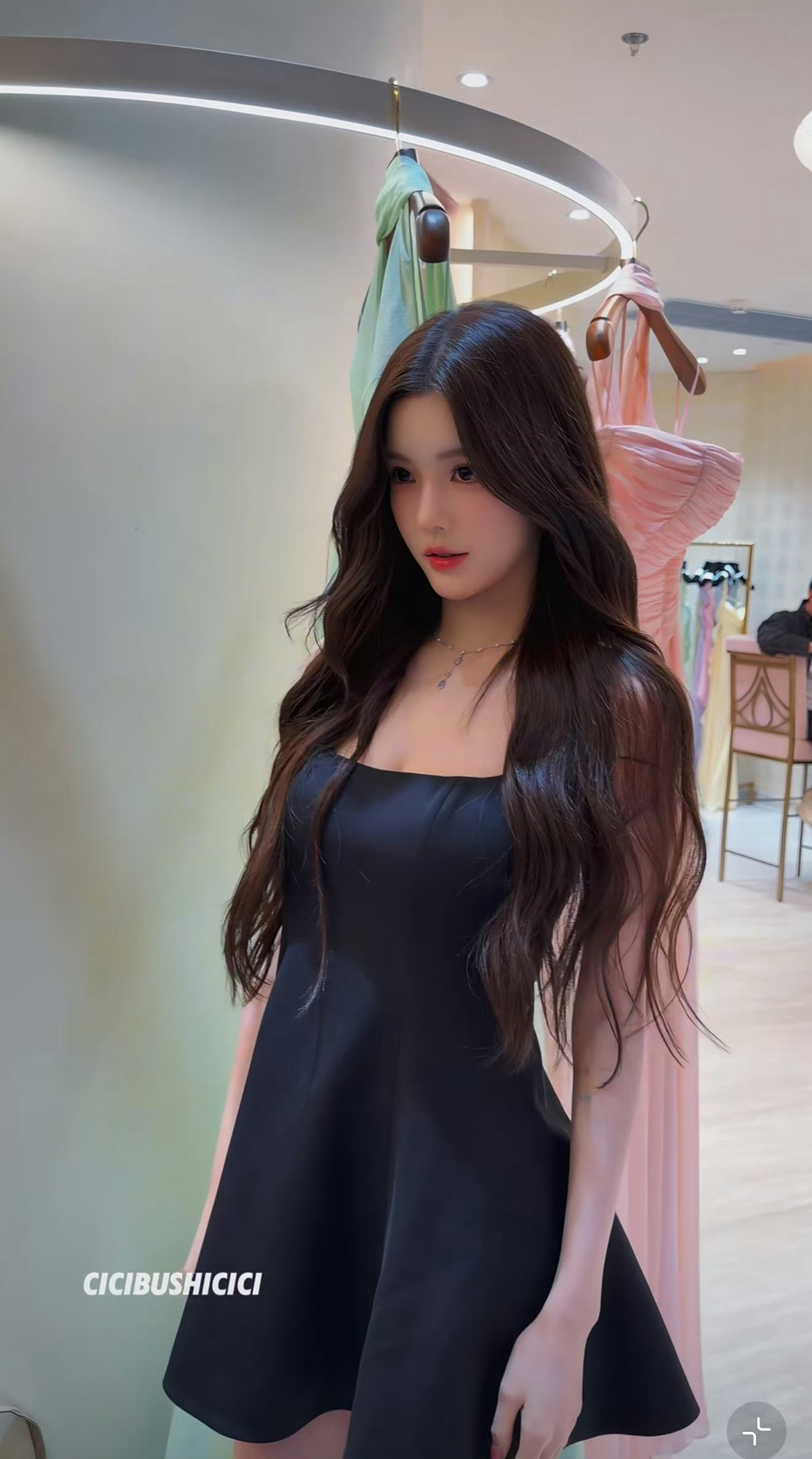 视频截图里的小怡 太美了太美了 已经瘦成这样还有的宝宝肉和微微混血感…. 