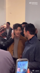 肖战头排看秀刘雯开场 看到肖战头排看秀，刘雯开场超惊艳，我瞬间被圈粉！他上身品牌