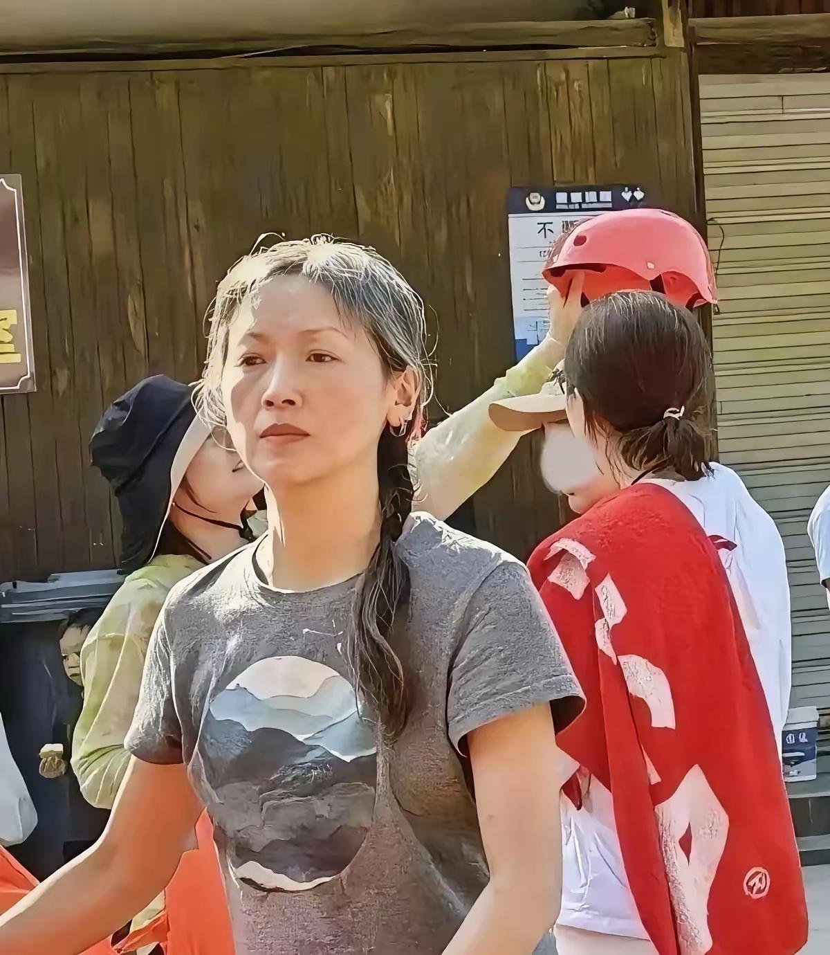 岁月不饶人啊，
当年漂亮，很红的女明星
如今也是老了，一头白发，穿衣自然，
和普