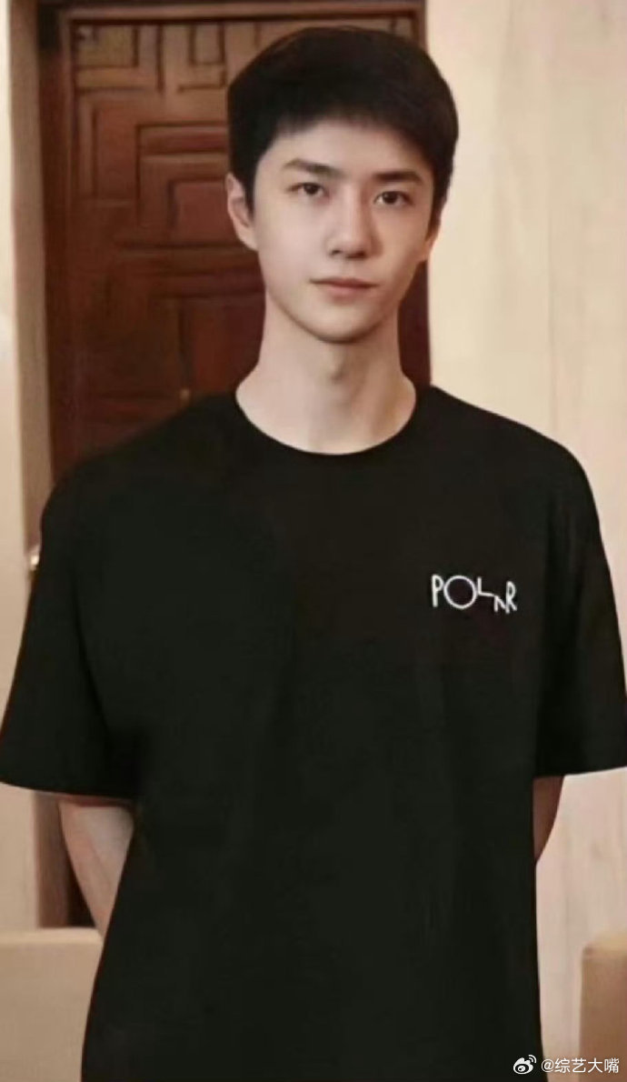 杜华说王一博和她是互相成就杜华说王一博很幸运遇到我十五年长久合作羁绊，采访中被问