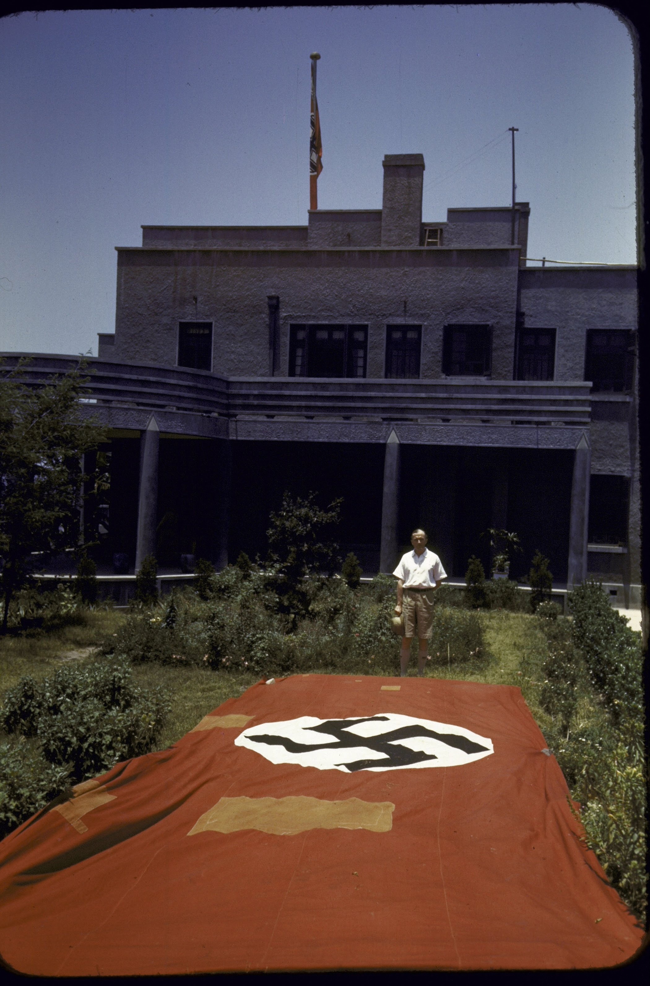 1941年，一面巨大的纳粹旗帜铺在位于重庆的德国大使馆草坪上，这面旗帜作为视觉标