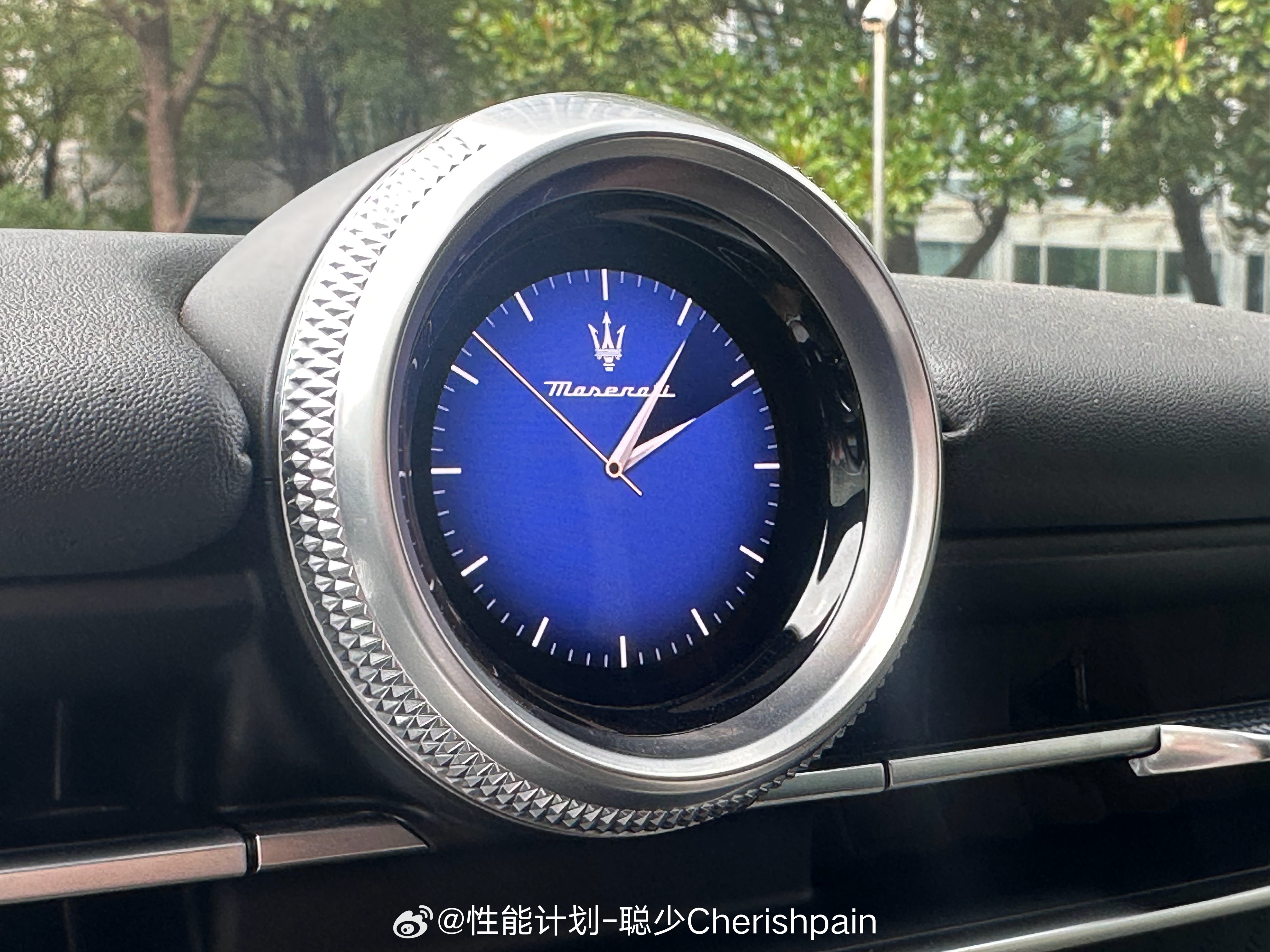 豪华品牌的电车，是会拿捏氛围感的续航明明是个焦虑的东西，放在电子表这个位置，怎么