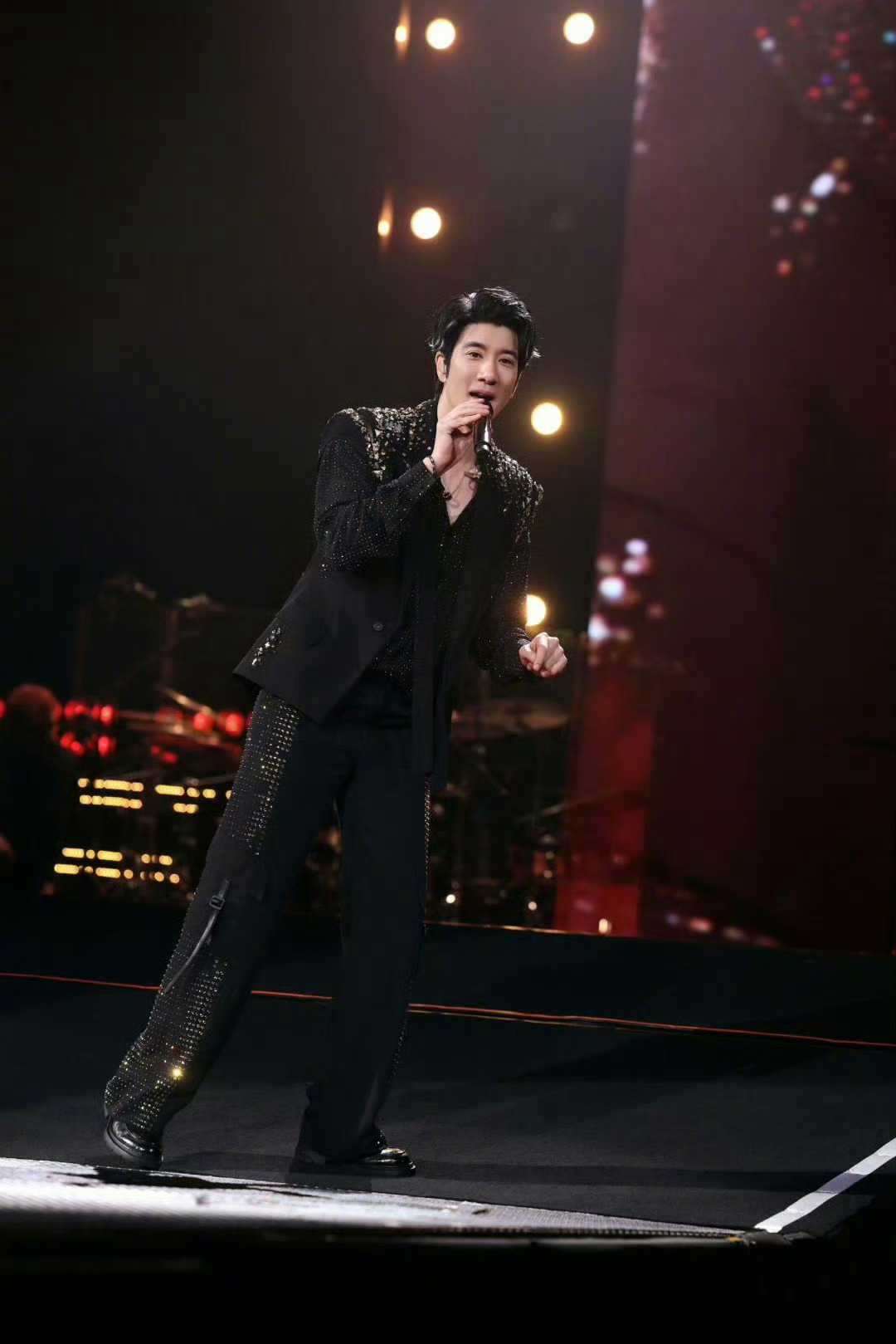 王力宏音乐科学家又出融合菜了 王力宏又把经典玩出新花样，《Julia》的新编曲听