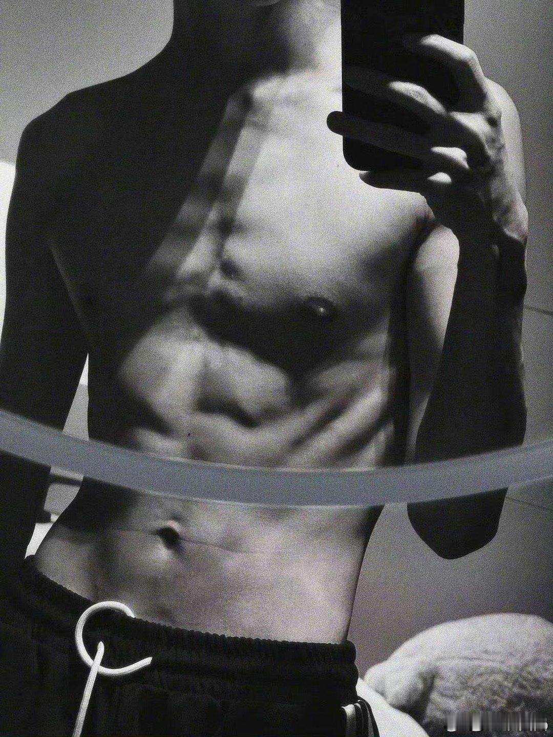 罗云熙晒腹肌照🈶️～ ​​​