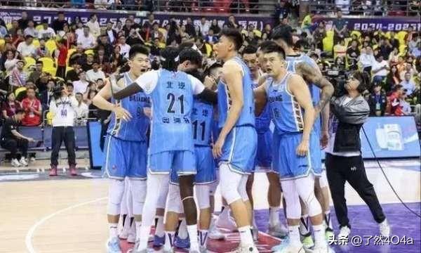 。
球队核心架构稳固，周琦内线护框与统治力顶级，陈盈骏串联后场，曾凡博快速成长，
