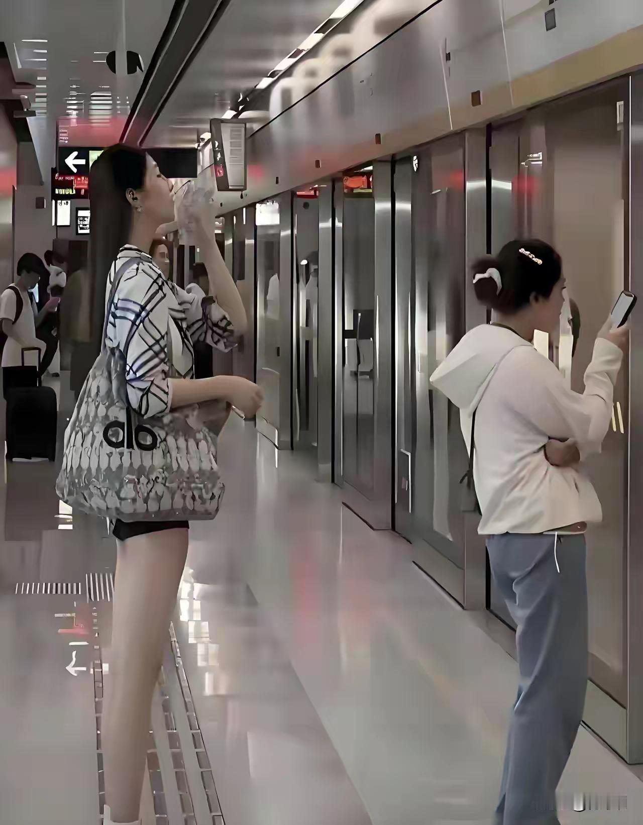 其实这两个女人都是很漂亮的，只不过两人身高差距有点大，要是没有站在这个高个美女的