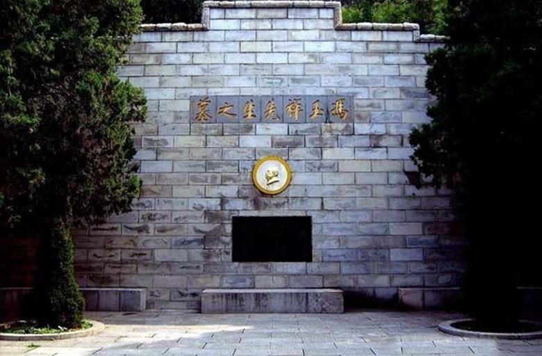 冯玉祥请客从不允许吸烟，只有主席一人例外，主席当场直言：我要违反纪律了
1924