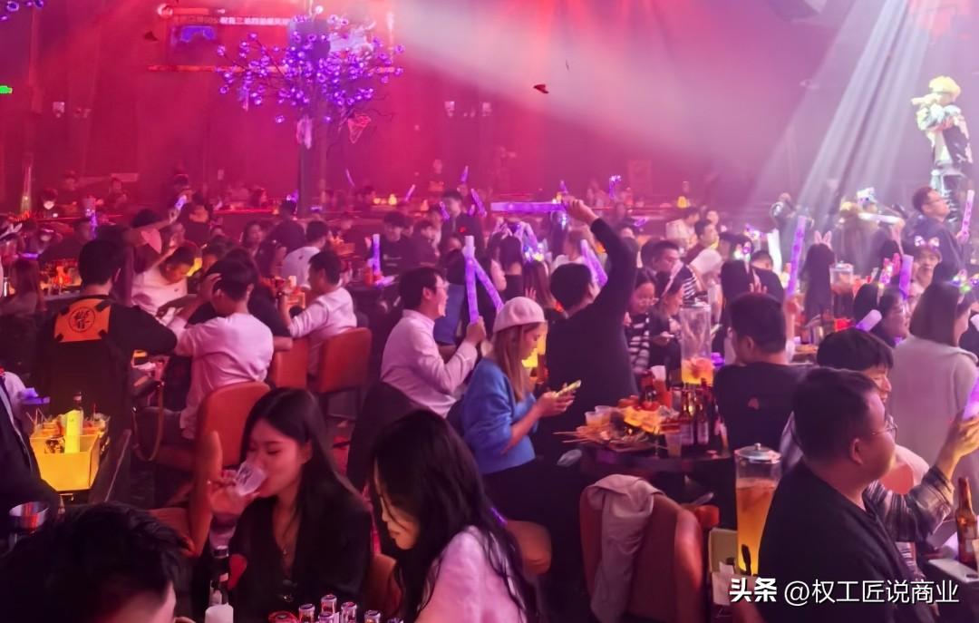 全世界最大的商业骗局，就是酒吧。你以为酒吧是靠卖酒赚钱的？大错特错。它的盈利模式