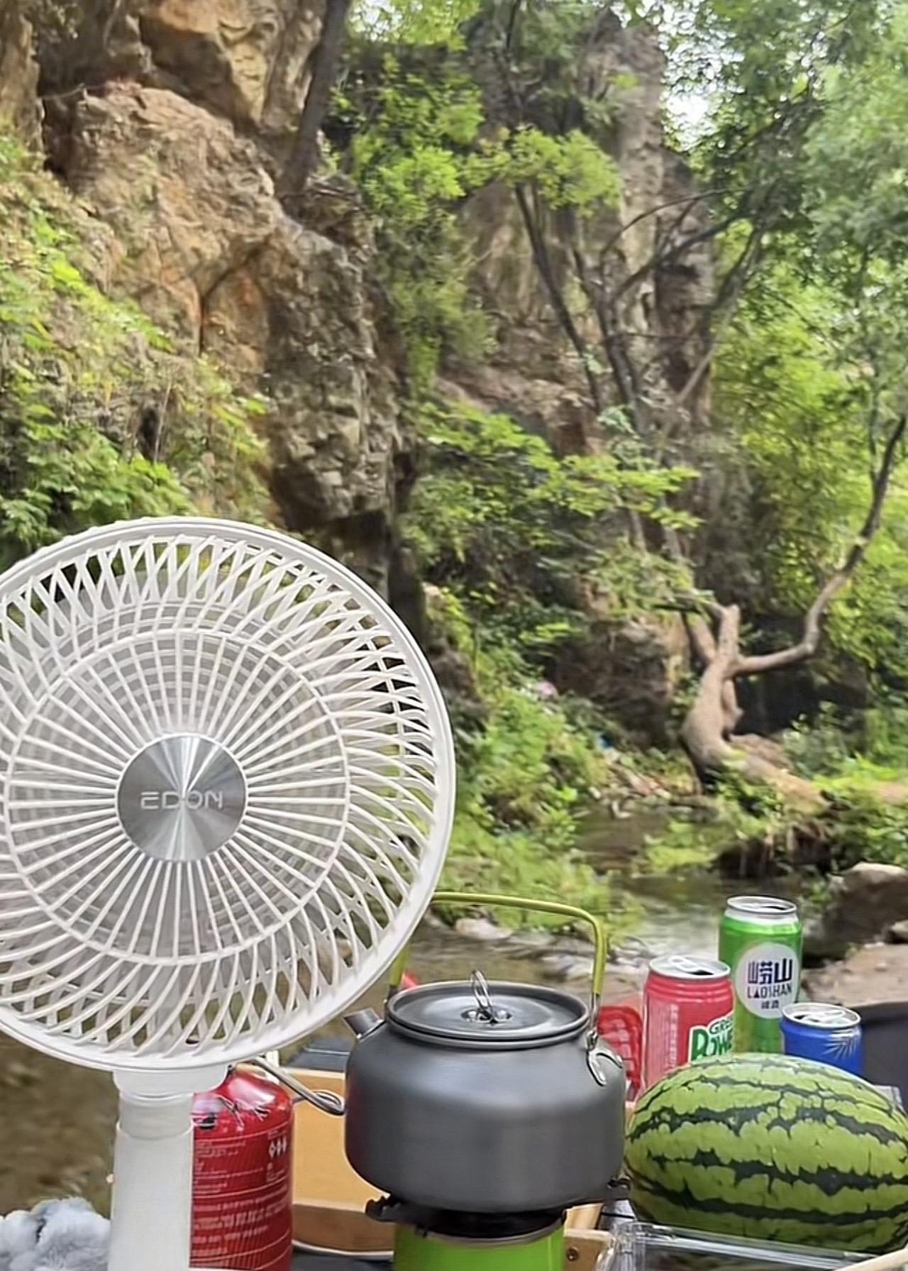 找到超绝的夏日玩水露营地啦！在溪边支起小桌，摆上西瓜🍉 汽水 小风扇吹着！！