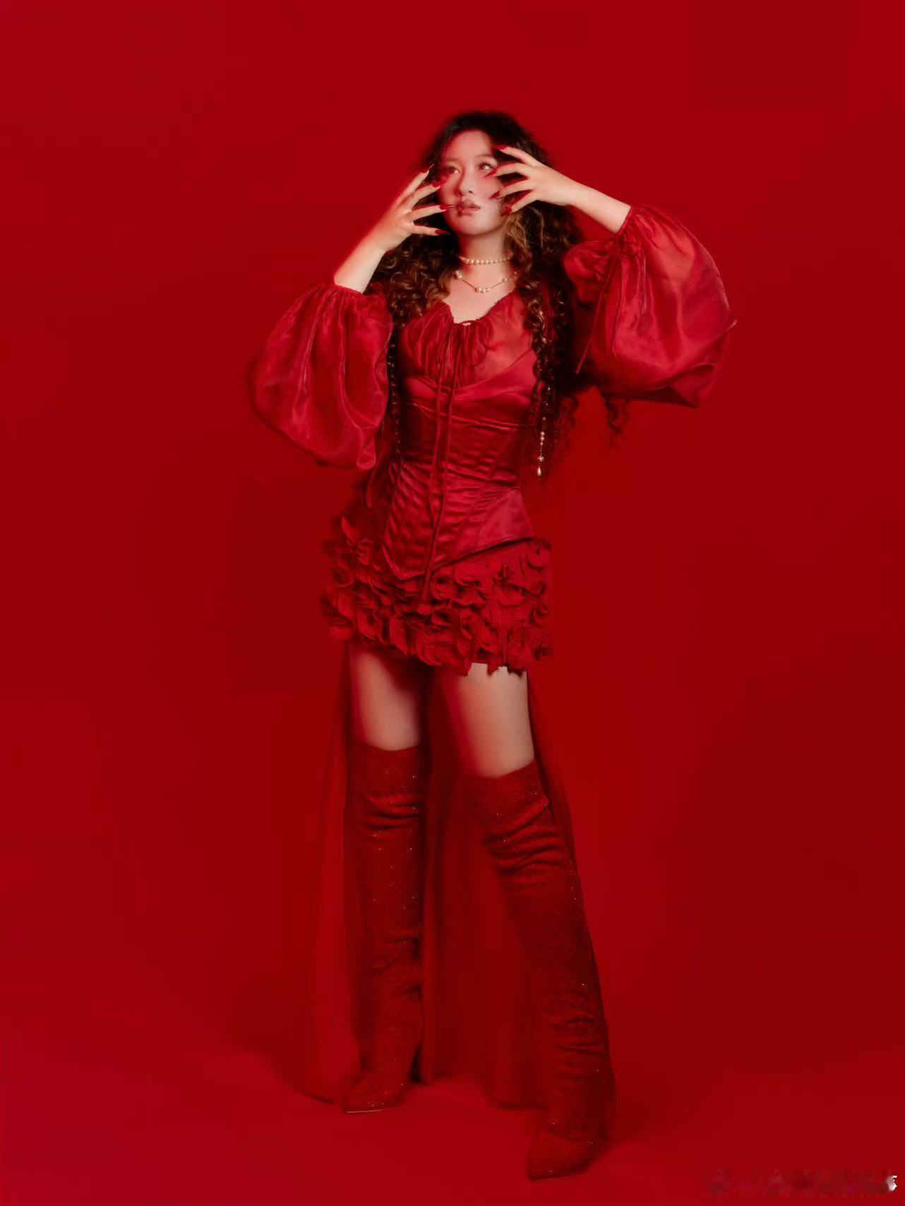 锤娜丽莎的时尚图腾 看锤娜丽莎的红色造型，整个人的气场完全不一样了，她用时尚告诉