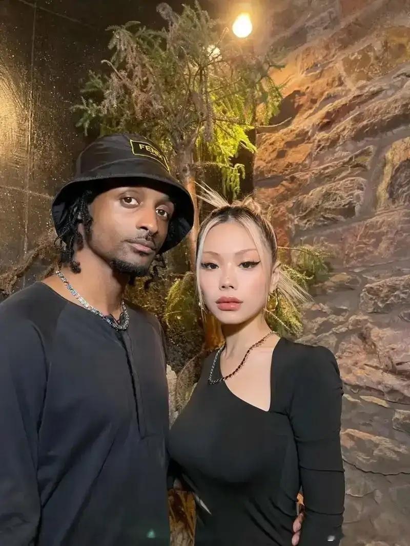 万妮达这事儿确实够有看头。2020年她公开和黑人男友的恋情，形象直接下滑，很多人