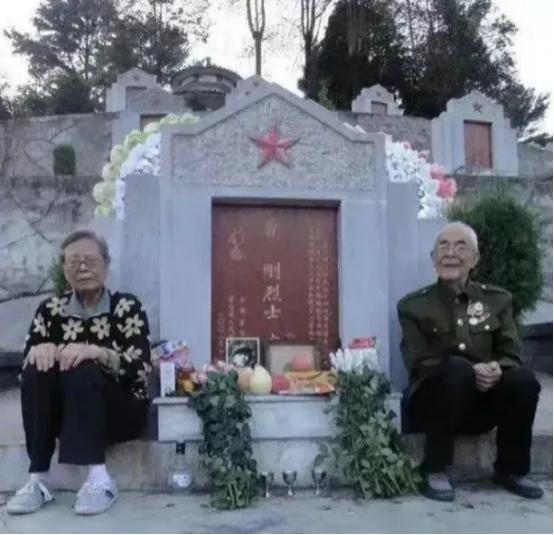 2022年，两位老人自知去日无多，就趁有生之年从千里之外赶到儿子的墓地，他们一左