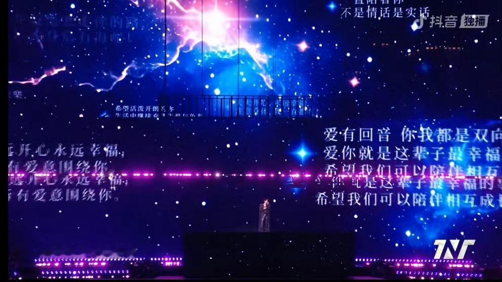 贺峻霖和粉丝双向奔赴的爱、贺峻霖给粉丝们鞠躬贺峻霖一次次鞠躬，是藏不住的温柔与感
