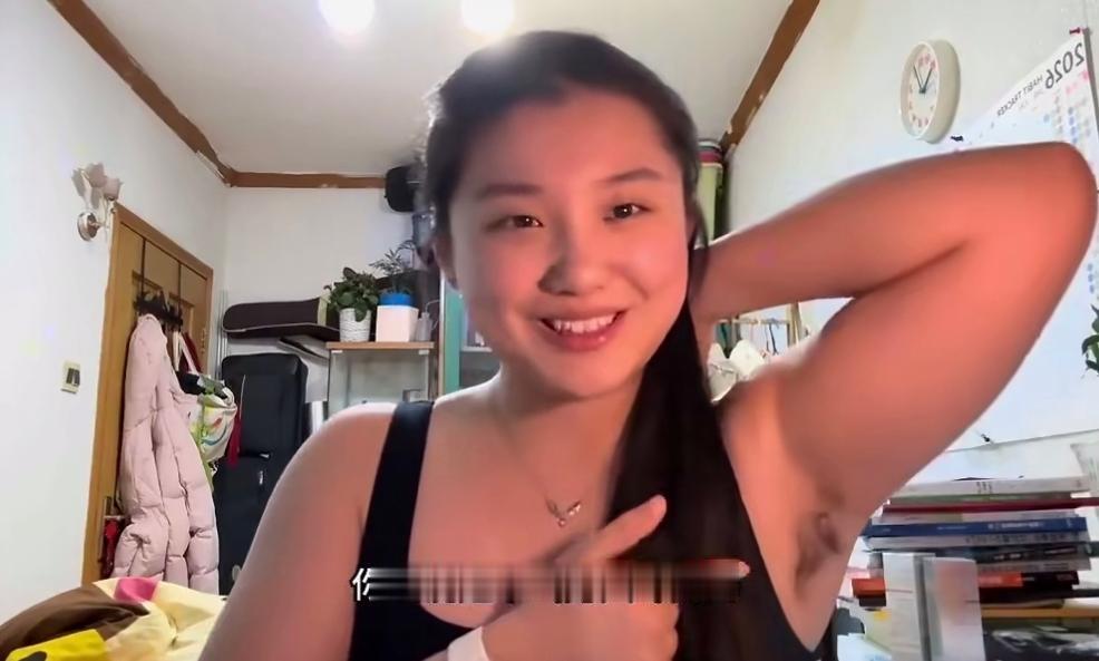 就因为腋下长着腋毛，一个女生就被吐槽“不像女人”、粗犷、不得体。不至于吧？
 