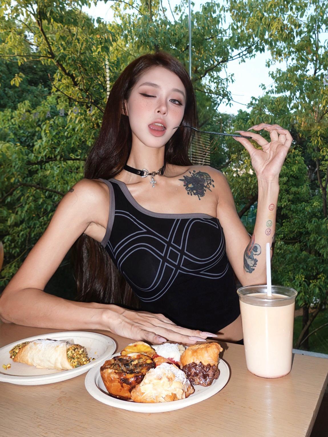 存一点简单出片的吃饭打卡pose