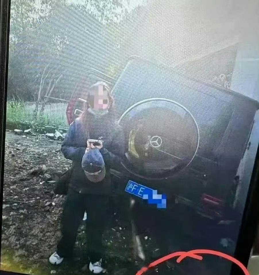 曝金晨肇事逃逸 刷着一张疑似金晨交通事故现场监控的截图，坐等回应了 