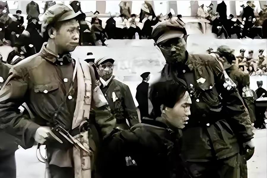 1970年代，戴笠孙子在安徽修拖拉机被判死刑时，他平静地说了一句话，身经百战的办