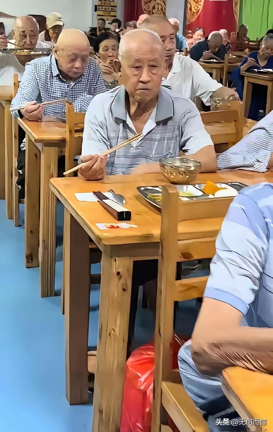吃饭的这些人怎么都是一些老人？那应该不是在家里，感觉应该是在敬老院，如果我老的时