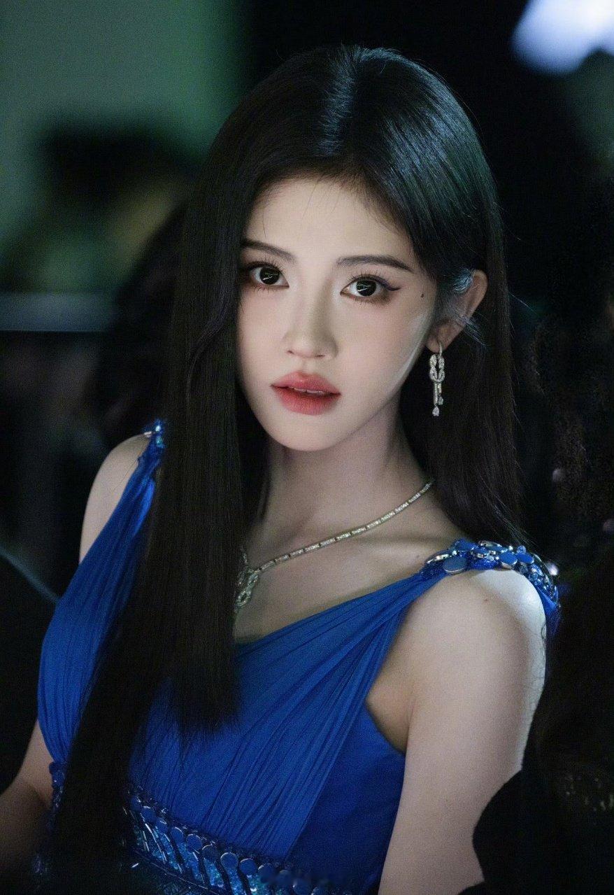 鞠婧祎出神图像呼吸般简单鞠婧祎出神图如呼吸般简单 真的好美随便一帧都封神 鞠婧祎