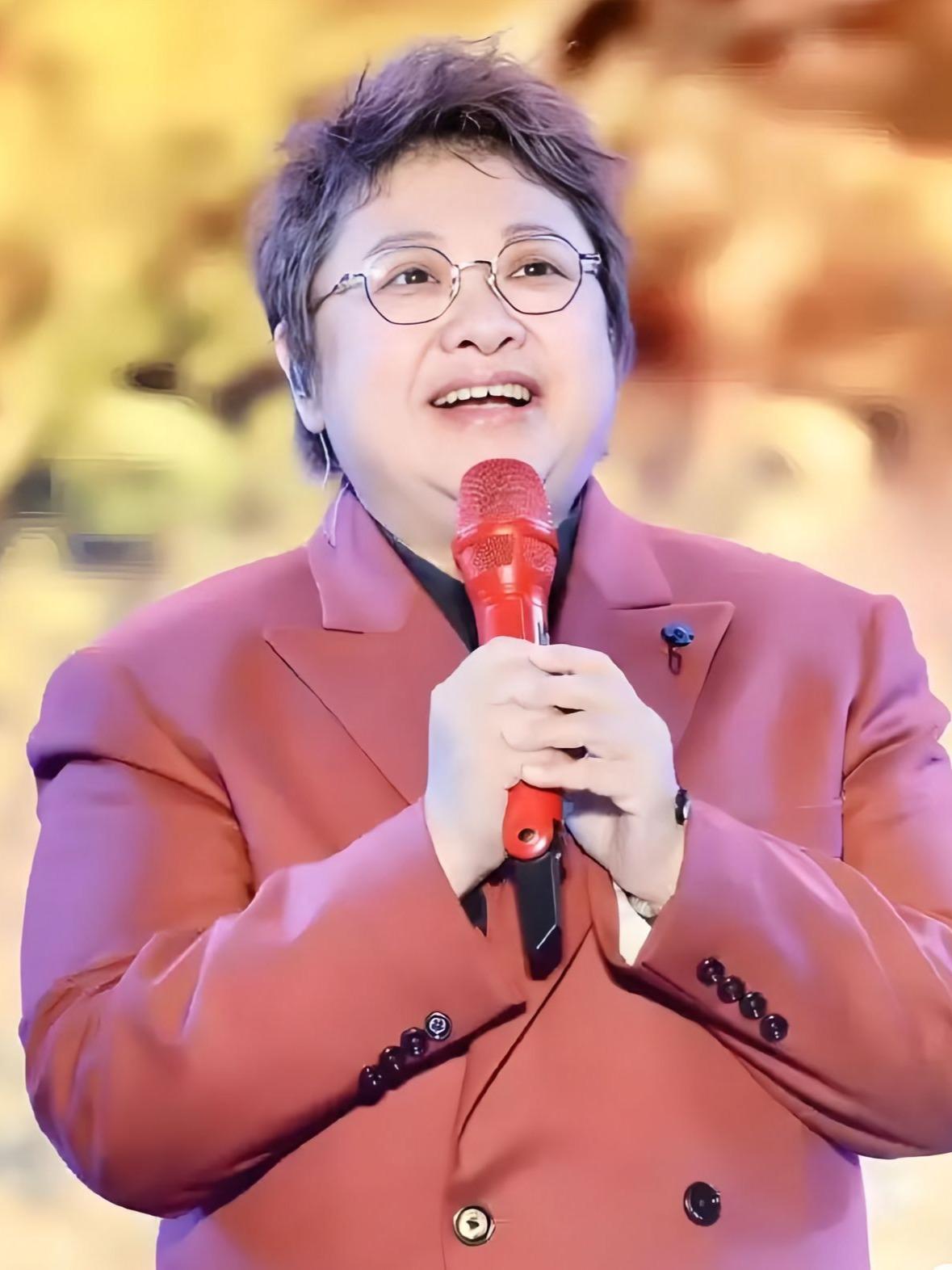 韩红说自己从来不喝酒，可是孙楠说她的酒量太大了，一瓶酒能一口气喝下去，把他都震住