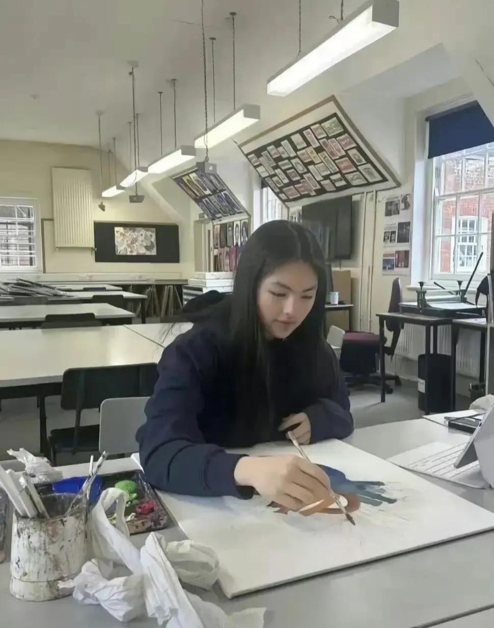 王诗龄不愧出身于艺术世家，作品构图不拘一格，用色大胆夸张，15岁的她竟有如此精湛