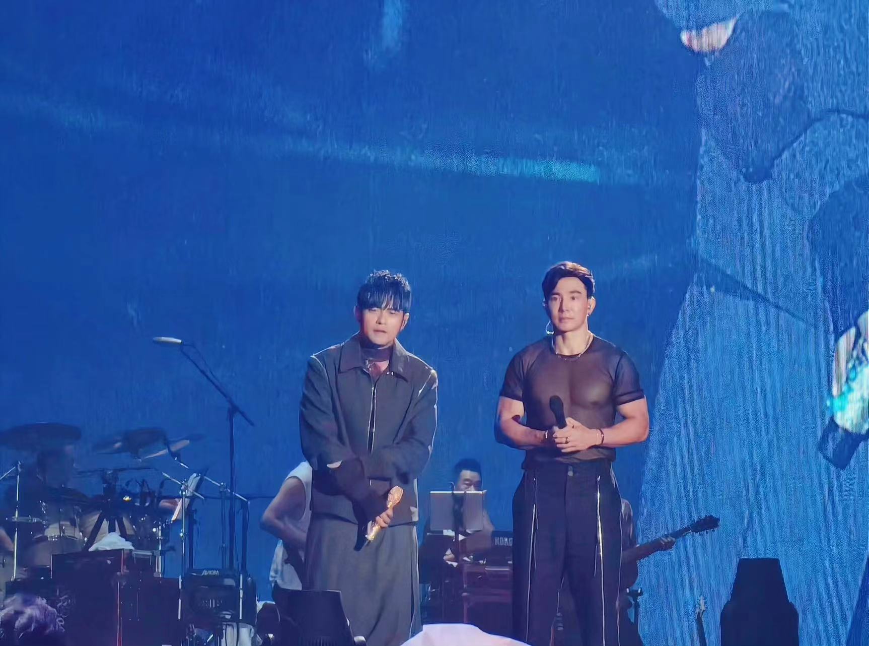 #周杰伦刘畊宏一个在冬天一个在夏天# 刘畊宏还是挺会穿的嘛，这透视装一整个满分的