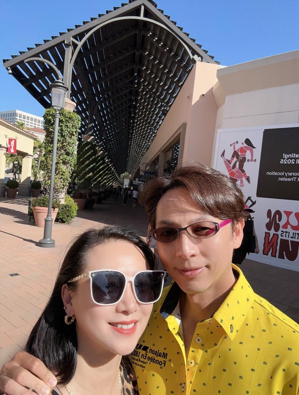 57岁亚姐冠军翁虹近日通过社交媒体分享与丈夫刘冠廷在洛杉矶团聚的近况，首次正面回