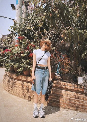 宋茜小金毛的西双版纳之旅金发宋茜的西双版纳之行太治愈，暖发色与明媚春光双向奔赴，