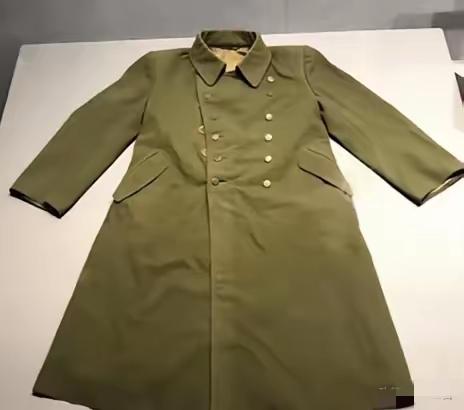 1939年，八路军营长缴获一件日军大衣，觉得材质不错，便送给杨成武，谁料，杨成武