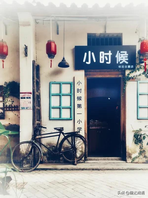 一封写给阿嬷的情书，藏着旧时光的温柔。回望漫漫岁月，平凡日子满是烟火温情，老一辈
